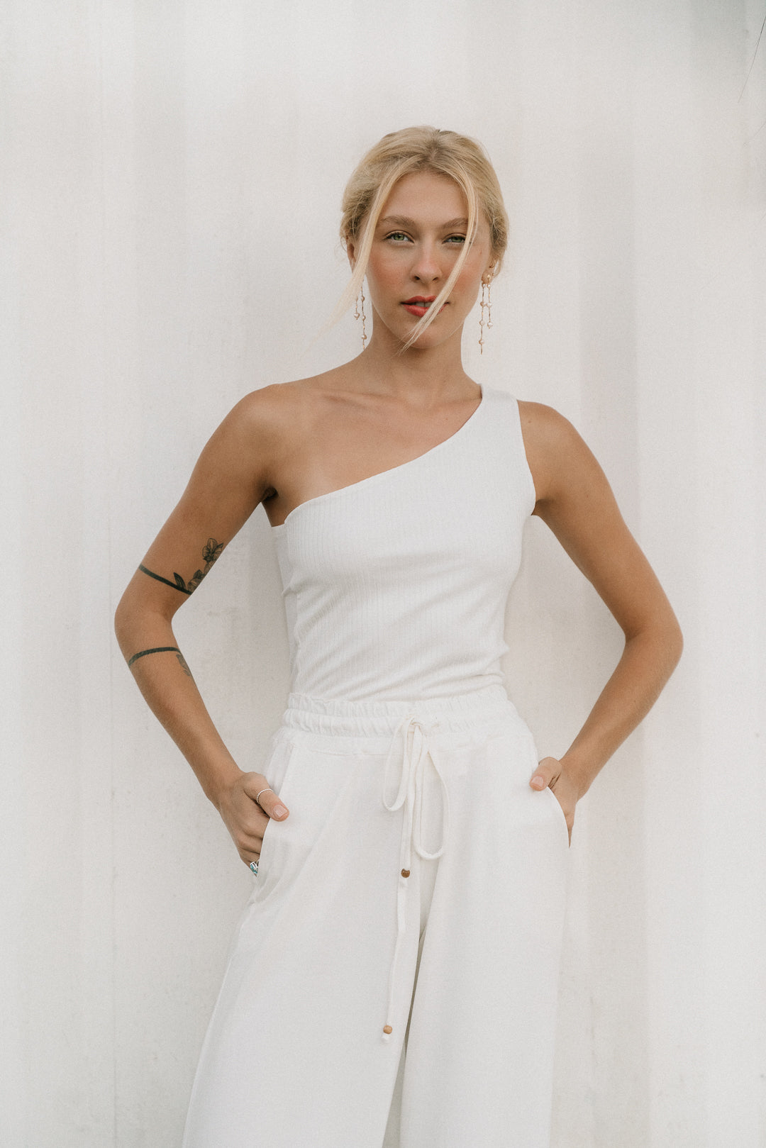 Regata Um Ombro Só Off White